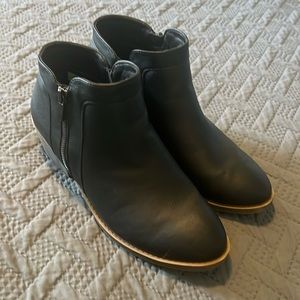 Jeossy Milan : Black Zip Booties - 9.5